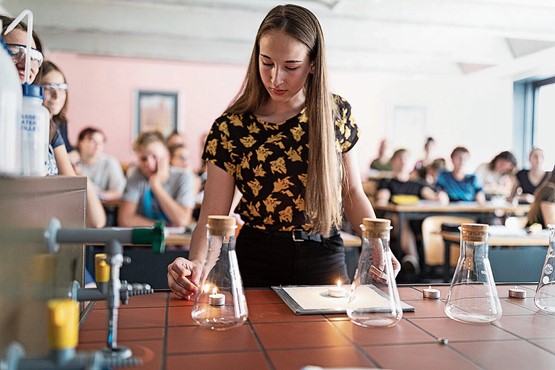 En Suisse, de nombreux programmes d’encouragement visent à attirer en particulier les élèves féminines vers les filières MINT. Photo: une leçon de biologie à l’école cantonale de Glaris. Photo: Keystone