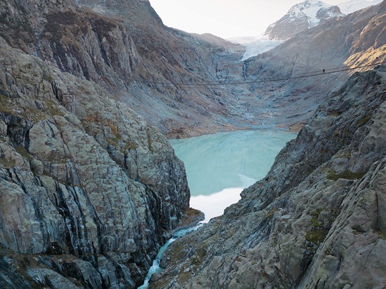 Un barrage est prévu près du lac de Trift afin de produire de l’électricité, surtout pour l’hiver. Le besoin est là, le caractère urgent aussi. Les électeurs ont approuvé ce projet en juin dans le cadre de la loi sur l’électricité. Mais les associations environnementales le bloquent par un recours. Photo: Keystone