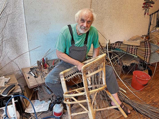 Steckt viel Herzblut in die Korberei und Flechtkunst: Tony Bucheli bei der Arbeit in seinem Atelier. Bild: CR