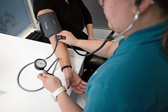 Die EFAS-Reform beseitigt Fehlanreize und wird zur Eindämmung der Gesundheitskosten beitragen. Bild: Keystone