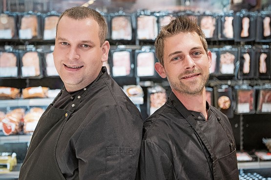 Innovativ und motiviert: Die beiden neuen Inhaber und Geschäftsführer Oliver Stampfli und André Liechti garantieren den Fortbestand und die erfolgreiche Weiterentwicklung ihres Fleischfachgeschäfts in Kriegstetten. Bilder: zVg
