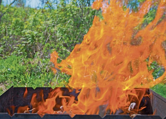 Die Gebäudeversicherung deckt unter anderem Schäden ab, die durch Feuer entstehen.Bild: 123RF