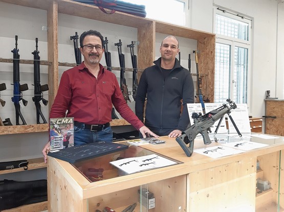 Büchsenmacher und Waffenfachhändler wie Daniel (links) und Bruno Wyss, hier in ihrem Fachgeschäft in Burgdorf, leisten einen wichtigen Beitrag zur Sicherheit der Schweiz. Bild: hug