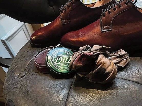 Schuhglanz für Charakterstarke: Schuhpflege mit Stil, und exklusives Schuhzubehör – so leben gut verarbeitete Schuhe länger. 