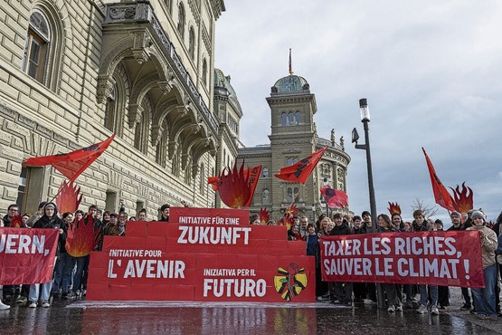 Lever de drapeaux rouges: les Jeunes socialistes veulent sauver le climat à l’aide d’une initiative anticonstitutionnelle. Ce n’est pas un grand plus pour la démocratie.Photo: Keystone