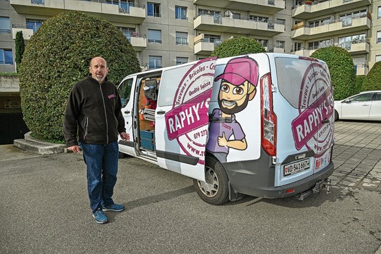 Raphael Weisskopf et son minibus, avec le fameux avatar bien visible.Photo: FOG