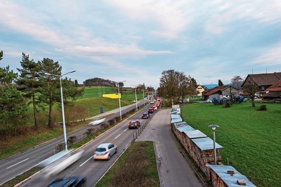 Le trafic de report écrase les villages et les agglomérations. Un OUI le 24 novembre permettra de supprimer les bouchons générés par ce trafic secondaire!Photo: 123RF