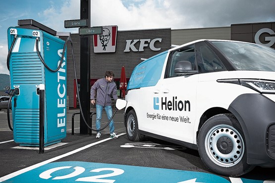 Clevere Ladestationen und vernetzte Infrastrukturen von Helion: Das E-Auto mit eigenem Strom zu laden ist nicht nur ökologisch, sondern auch wirtschaftlich sinnvoll. Bild: zVg