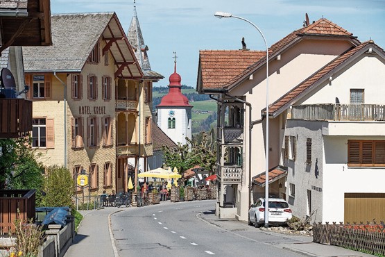 Das Dorfzentrum Romoos mit dem denkmalgeschützten Hotel Kreuz.Bild: © UNESCO-Biosphäre Entlebuch / Tobias Meyer