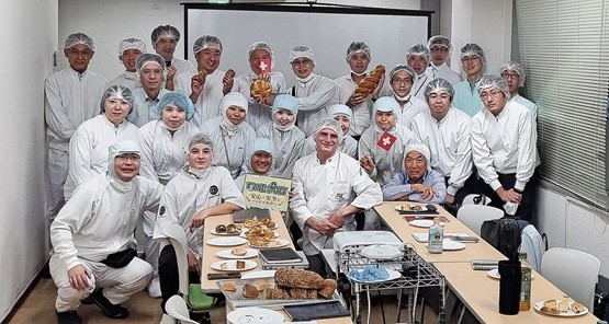 Les participants à la Masterclass donnée à Tokyo. Les Japonais ont montré un grand respect pour David Parrat, revenu en Suisse avec des tas d’idées.Photos: dr