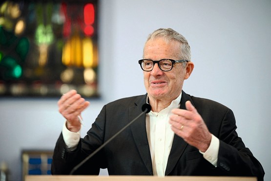 Daniel Schulthess: «Nous naissons en sachant peu et en désirant toujours davantage. Mais être adulte, c’est prendre de la hauteur, affronter les données objectives, fussent-elles déplaisantes.»Photo: Daniel Mueller, «Journées philosophiques de Bienne».