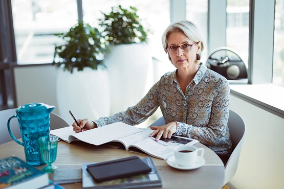 L’intégration croissante des femmes sur le marché du travail rend obsolètes les rentes de survivants à vie pour les veuves sans obligation de prise en charge. Une adaptation progressive est souhaitable.Photo: 123RF