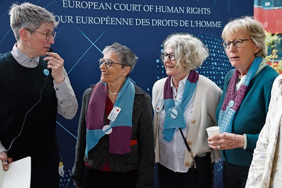 Einmal muss reichen: Die von Greenpeace vorgeschobenen sogenannten «Klimaseniorinnen» – hier nach ihrem «Erfolg» in Strassburg – sind ein Paradebeispiel, wie mit Verbandsklagen Politik betrieben wird. Bild: Keystone