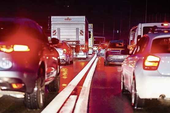Das Problem Stau bleibt bestehen – und es wird sich weiter verschärfen. Das Nein vom 24. November hat kein einziges Problem gelöst. Gerade auch für die KMU ist das eine schlechte Nachricht. Bild: Keystone