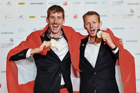 Grande performance aux WorldSkills 2024 (de g. à dr.): Samuel Binder et Reto Dali sont sacrés champions du monde professionnels des paysagistes à Lyon. Photo: dr