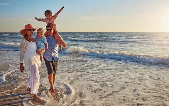 18 semaines de congé parental pour la mère et le père. C’est trop beau pour être vrai. Mais avant d’introduire de nouvelles prestations, il faut commencer par résoudre les problèmes structurels des assurances sociales. Photo: 123RF