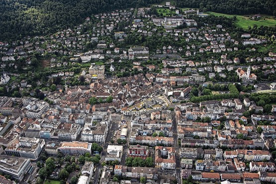 Ville de Bienne: l’adoption d’un salaire minimum entraînerait automatiquement une hausse des coûts salariaux pour les entreprises. Comme à Soleure et à Bâle-Campagne.Photo: Keystone