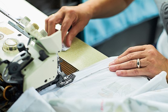 Höchste Handwerkskunst: Mit viel Know-how und Fingerspitzengefühl werden die Textilen in der Manufaktur in Rheineck hergestellt. 
