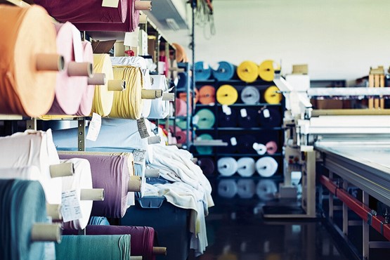 Swiss Made: Die Stoffe werden auf Rollen von langjährigen Partnern vorzugsweise in der Schweiz eingekauft.