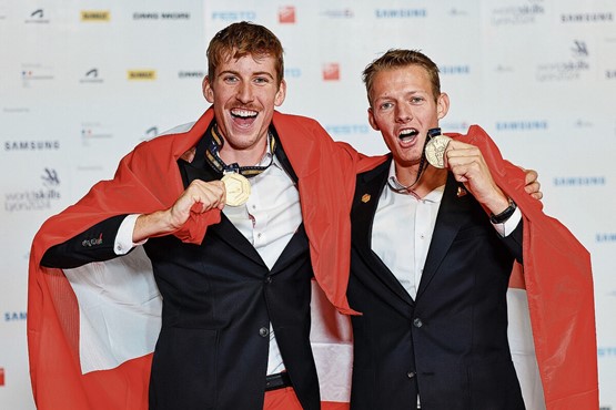 Grossartige Leistung an den WorldSkills 2024 (v. l.): Samuel Binder und Reto Dali küren sich in Lyon zu Berufsweltmeistern der Landschaftsgärtner.