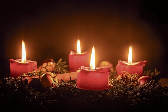 Es ist schnell passiert – und der Adventskranz fängt Feuer: In einem solchen Fall ist eine gute Betriebs-versicherung Gold wert.Bild: 123RF