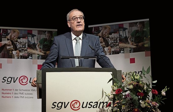 Wirtschaftsminister Guy Parmelin sprach sich in Klosters deutlich gegen jegliche Industriepolitik aus. Besser seien ein schlanker Staat und tiefe Steuern. Bild: Iris Andermatt