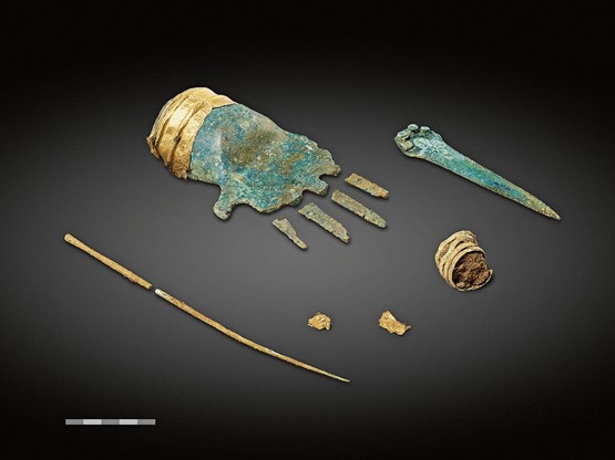 Main en bronze vieille de 3500 ans trouvée dans une tombe à Prêles, Plateau de Diesse.Photo: Philippe Joner, SAB