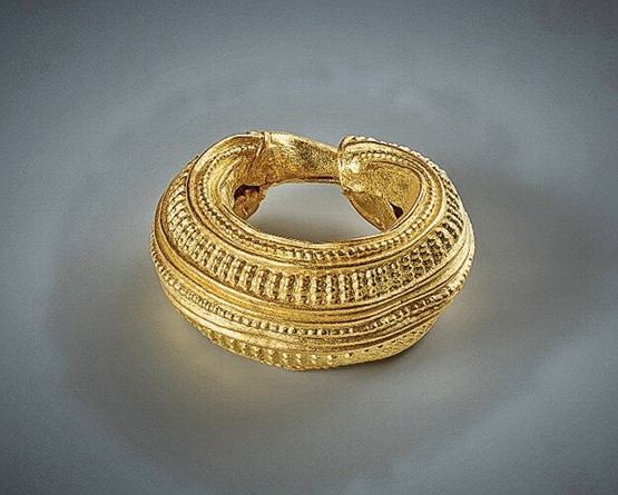 Boucle d’oreille en or (Kallnach) et amphore (Aegerten) SAB
