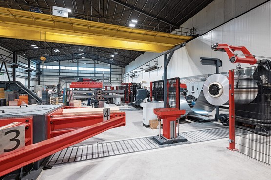 Wettbewerbsfähigkeit stärken: Die Debrunner Metallservice AG investiert am Standort Sennwald im hohen einstelligen Millionenbetrag in eine neue Längsteilanlage. Bilder: zVg
