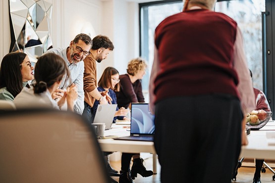 Mit wem Schweizerinnen und Schweizer zusammenarbeiten, spielt eine wesentliche Rolle für Produktivität und Motivation. Bild: 123RF