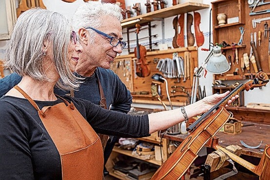 Geigenbaumeisterinnen und -meister werden nicht mehr ausgebildet.Bild: 123RF