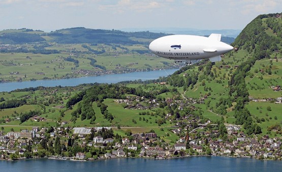 Rechtssicherheit und ein stabiles Wirtschaftsumfeld sind wichtig für den Erfolg der Schweiz – international ein Überflieger, dessen Kurs richtig gesetzt ist. Bild: Keystone