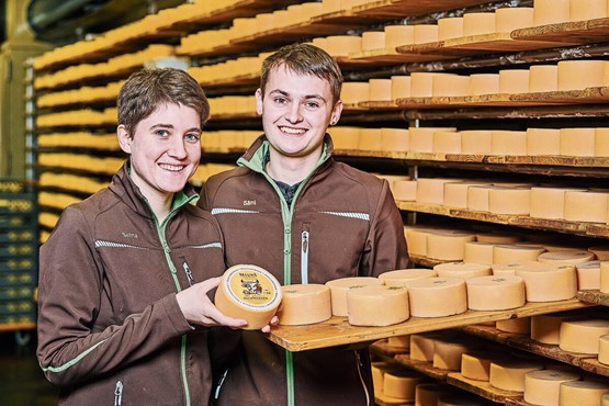 Gestartet mit viel Tatendrang: Selina Aschwanden hat mit ihrem Mann Sämi Raschle den Familienbetrieb in Seelisberg übernommen und kreiert mit viel Liebe zum Detail einzigartigen Bergkäse aus dem Urnerland. Bild: zVg 