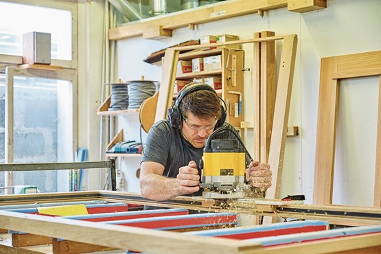 Mit viel Fingerspitzengefühl und Präzision: In der eigenen Produktionswerkstatt in Zäziwil werden Küchen, Bäder, Schränke, Tische und Betten gefertigt – alles termingerecht und auf Mass. Bild: zVg