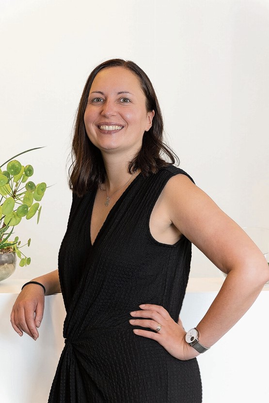 Julia Schopp: «Ein erstes Warnsignal für eine Hörminderung ist es, wenn das Verstehen in lauten Umgebungen schwerfällt.» Bilder: zVg