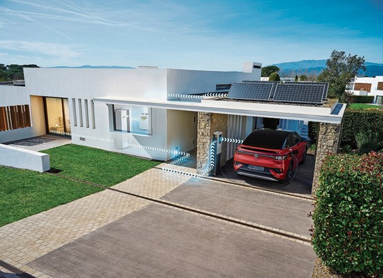 Der Solarstrom fliesst vom Haus ins Auto – und bei Bedarf wieder zurück.