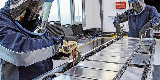 Viele Autohersteller bieten inzwischen Batteriereparaturen an.