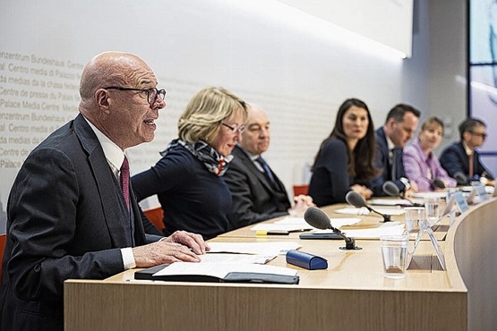 Mitte-Ständerat Fabio Regazzi (links) und SVP-Nationalrätin Diana Gutjahr (Zweite von rechts) setzen sich im Namen von Swiss Family Business gegen die extrem wirtschaftsfeindliche Erbschaftssteuer der Jungsozialisten ein. Bild: Keystone