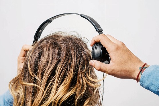 Etliche Bundesstellen beweihräuchern sich in Audioformaten selbst – ohne jeden Nutzen.Bild: 123RF