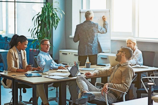 En 1995, on comptait quatre actifs pour un retraité. Ce rapport devrait tomber à 2,1 d’ici 2050. Scène de la vie quotidienne dans un bureau. Photo: 123RF