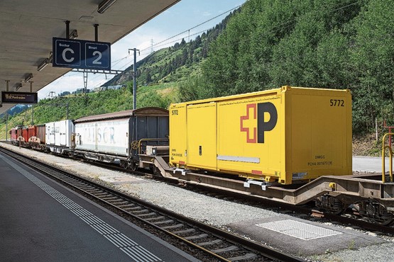 Les capacités du transport ferroviaire de marchandises étant limitées, il est impossible de transférer tout le transport routier de marchandises. Photo: un container de la Poste suisse sur un train de marchandises des Chemins de fer rhétiques près de la gare de Scuol. 
Photo: Keystone