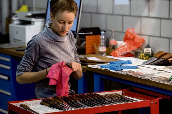 Die PanoramaKnife-Messer werden mit viel Erfahrung in der Manufaktur in Vicosoprano hergestellt. Bilder: zVg