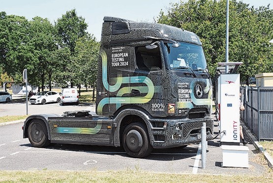 Unterwegs sind die Fastcharger selten für Nutzfahrzeuge ausgelegt, und der Platz um die Ladestation oft sehr eng. Bilder: zVg/Schatzmann