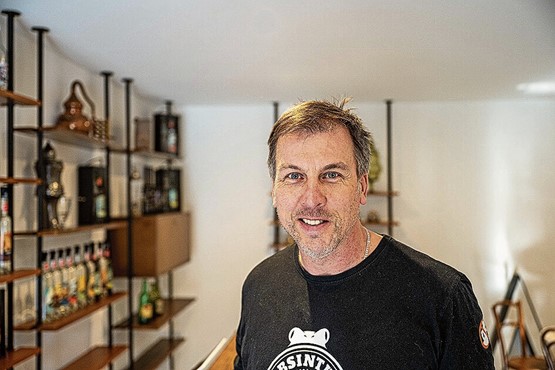 Philippe Martin produziert jährlich 8000 Liter der grünen Fee.