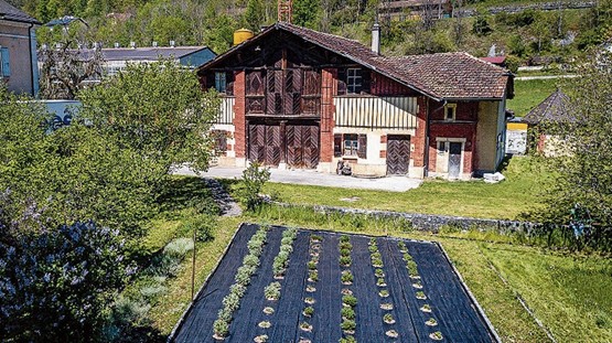 Neues Leben im alten Pferdestall in Couvet im Val de Travers. 