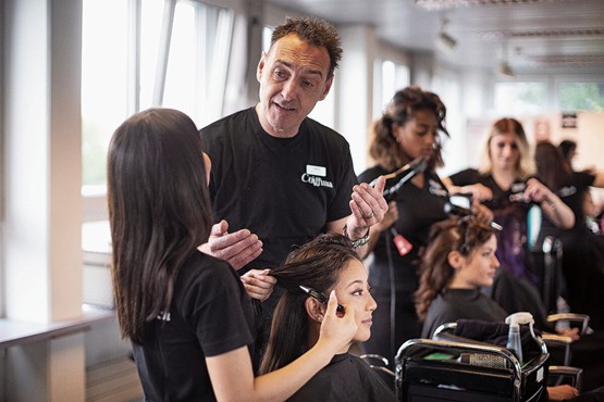 Si les entreprises attribuent les places d’apprentissage plus d’un an avant leur début, elles peuvent être désavantagées. Une apprentie coiffeuse exerce ses compétences avec l’appui de son maître d’apprentissage. Photo: Keystone