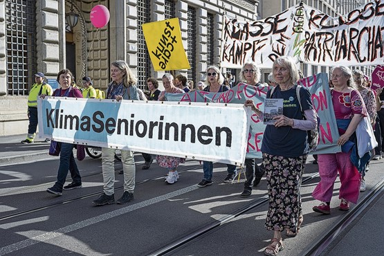 Les plaintes collectives deviennent la vitrine d’une industrie de la plainte. Ici, les «aînées du climat» de Greenpeace, portant plainte contre la Suisse à Strasbourg et fournissant un exemple parfait du mode opératoire des actions collectives instrumentalisées en politique. Photo: Keystone