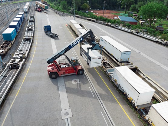 Au terminal de transbordement de CFF Cargo à Dietikon, les conteneurs sont chargés des camions sur le rail à l’aide d’une grue mobile. Photo: Keystone