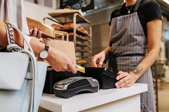 Le manque de concurrence sur le marché de l’acquisition fait grimper les frais de commission sur les paiements sans numéraire. Photo: 123RF