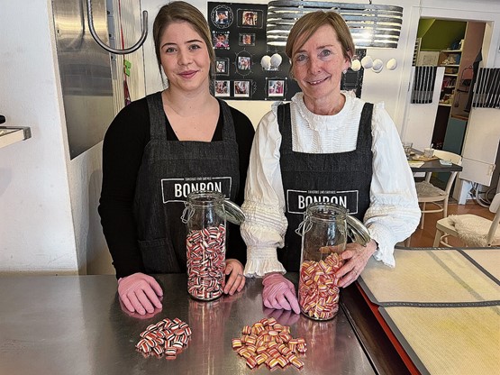 Mit viel Fingerspitzengefühl: Melissa Maier und Sandra Hunziker kreieren aus Zucker und Glukose Kreationen für Naschkatzen. Bild: CR
